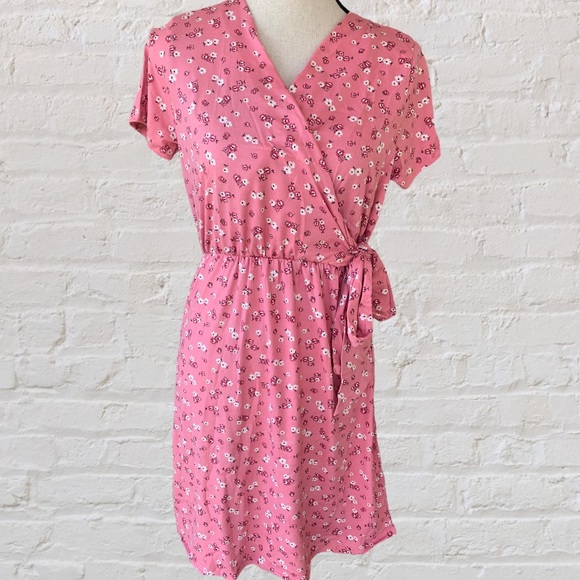 ❌DONATED❌Rose Pink Ditsy Floral V-neck Short Sleeve Wrap Dress - Picture 4 of 10